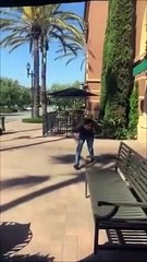 Il se fait charger par un oiseau et passe un sale moment !