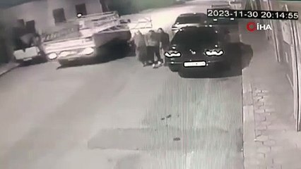 Yolda yürüyen kadına kamyonetin kapağı çarptı