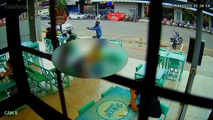 Homem é morto a tiros em frente a pastelaria; proprietário fica ferido por bala perdida