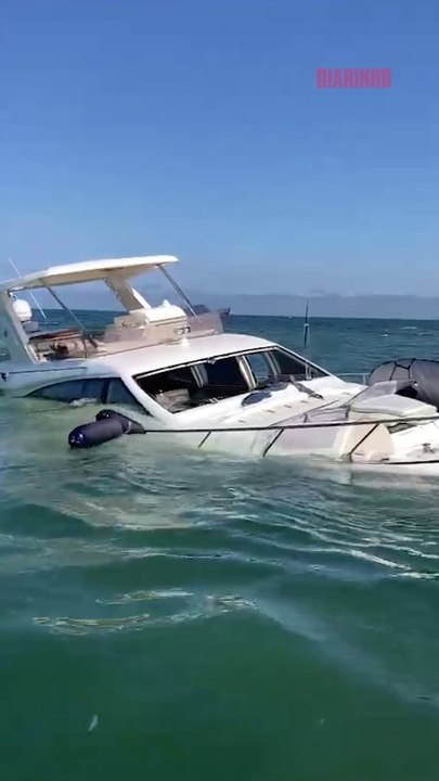 Lancha com casal a bordo naufraga em praia de Santa Catarina