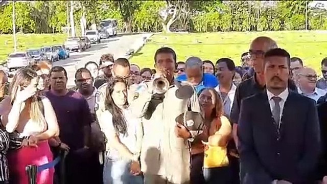 Emoção e revolta marcam sepultamento de PM alagoano morto no Rio