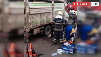Kamyonetin altında kalan yaşlı adamı hayata döndürmek için zamanla yarıştılar