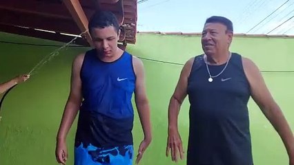 Luis Henrique e Vovô Valdivino Dançando Som do Carro Corola Música Fiesta Marachi 13 Na Chuva Banho