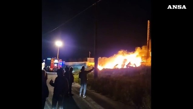 ++ Treno travolge camion, morti i due conducenti ++