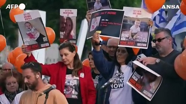 Israele, i familiari di Kfir e Ariel Bibas in piazza per chiedere il loro rilascio