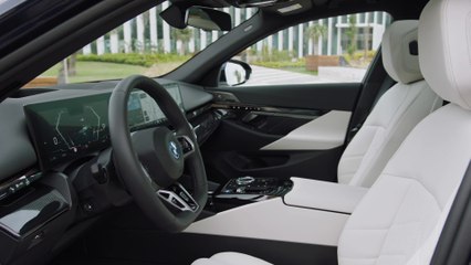 BMW i5 eDrive40 Interior Design in Tanzanite Blue