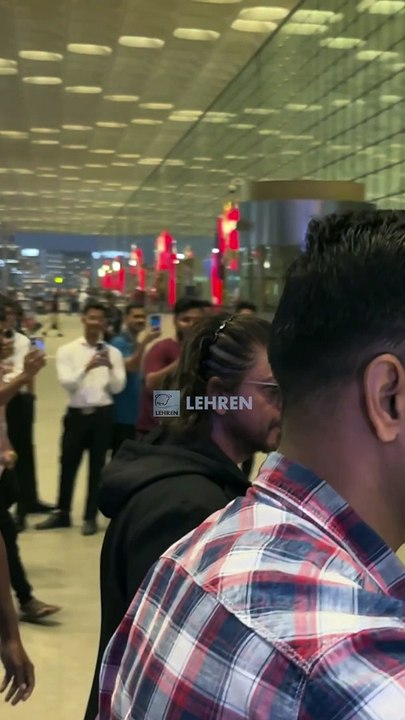 Shah Rukh Khan Arrives At The Airport With Full Swag And Security