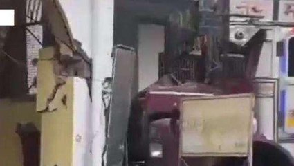 लखनऊःराजाजीपुरम में दीवार तोड़कर एक तेज रफ्तार ट्रक मकान में घुसा,भगदड़