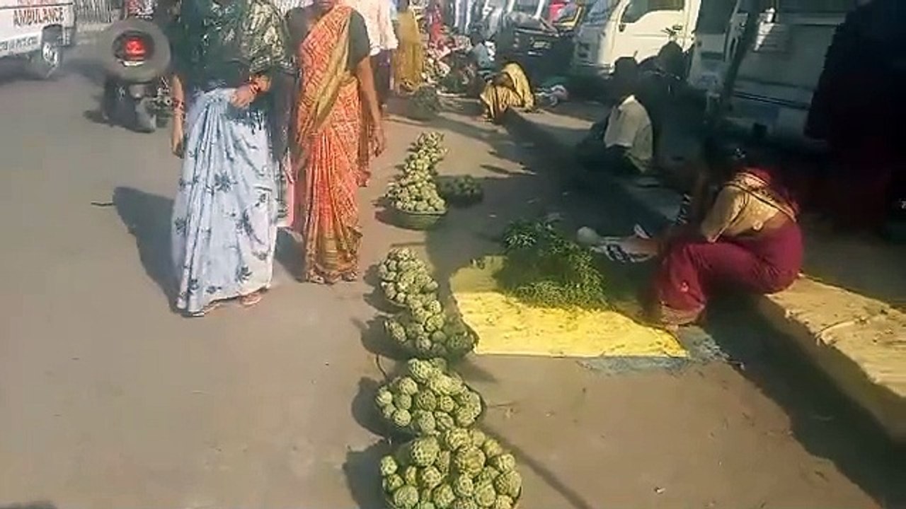 Thousands of quintals of custard apple is sold on the streets