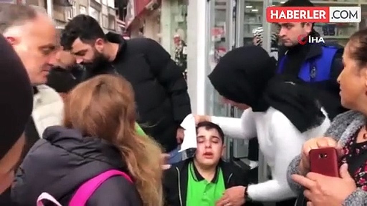 Köpek tarafından kovalanan çocuk az kalsın yoldan geçen arabanın altında kalıyordu