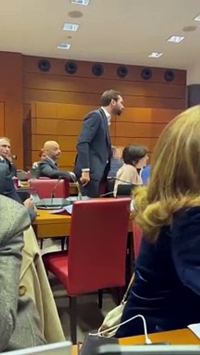 Les images du "sérieux incident" qui s'est produit en commission des lois, quand le député Insoumis Ugo Bernalicis se lève et se met à hurler puis à taper sur la table