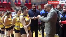 Adana'da düzenlenen voleybol turnuvasında şampiyon takıma ödülleri verildi