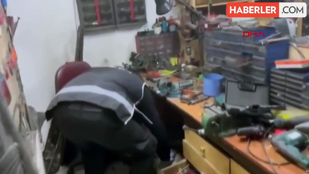 KARS'ta suç örgütlerine silah temin edenlere operasyon: Çok sayıda tabanca ele geçirildi