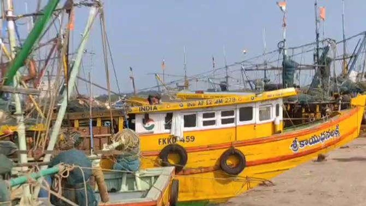 కోనసీమ జిల్లా: సముద్రంలో పడవ బోల్తా