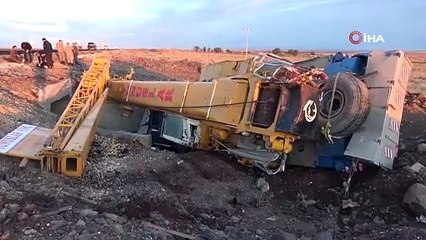 Siverek’te vinç şarampole devrildi: 2 yaralı