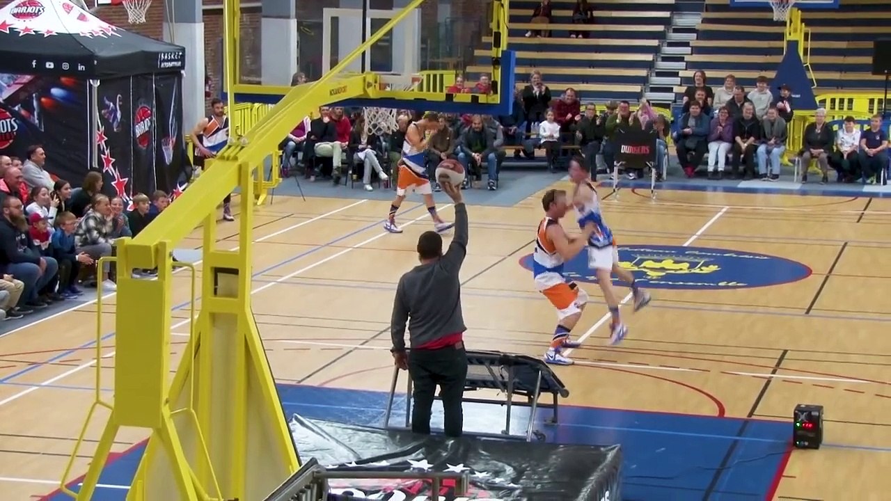 magazine _ les Barjots Dunkers en spectacle au Cateau du 25 11 23