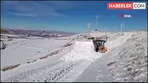 Yüksekova'da karla mücadele çalışması sürüyor