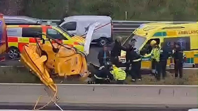 Un helicóptero se estrella en plena M-40 de Madrid: hay al menos tres heridos