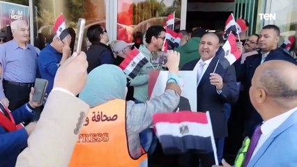اصطفاف المواطنين المصريين أمام اللجان الإنتخابية بالكويت للإدلاء بأصواتهم
