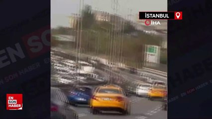 Bayrampaşa'da tehlikeli yolculuk kamerada, ayağıyla motosikleti itti