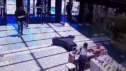 Delincuentes caminan por el Shopping