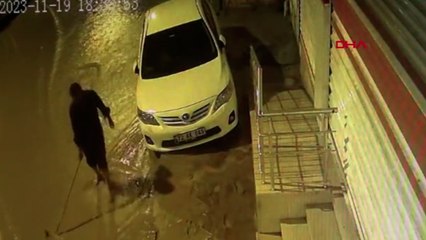 Otomobilini kaldırıma çıkararak selden kurtaran sürücü kamerada