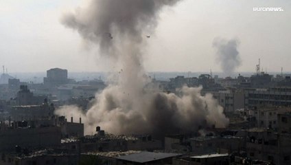 شاهد: سحابة ضخمة من الدخان إثر قصف إسرائيلي على خان يونس