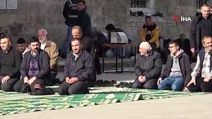 Ulucami’de eller Filistin için semaya kalktı