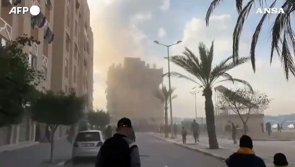 Скачать видео: Tregua scaduta in Medio Oriente, colpito un edificio a Khan Yunis