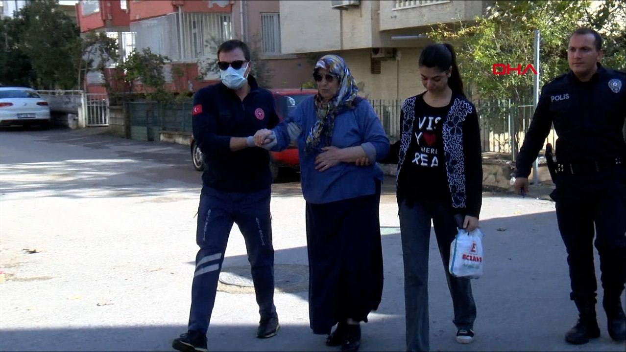 Antalya'da mahsur kalan babaanne ile torununu itfaiye kurtardı