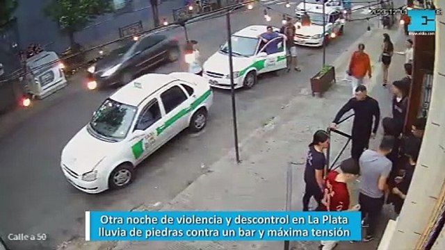 Otra noche de violencia y descontrol en La Plata, lluvia de piedras contra un bar y máxima tensión