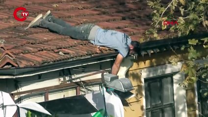 O anlar kameraya yansıdı... Çatıdan sarkıp afiş astı