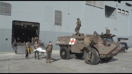 In Egitto la nave da guerra francese cura i palestinesi di Gaza