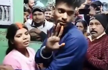 Скачать видео: Video: चलती ट्रेन में युवक ने युवती को पहनाया सिंदूर, यात्री बने विवाह के साक्षी