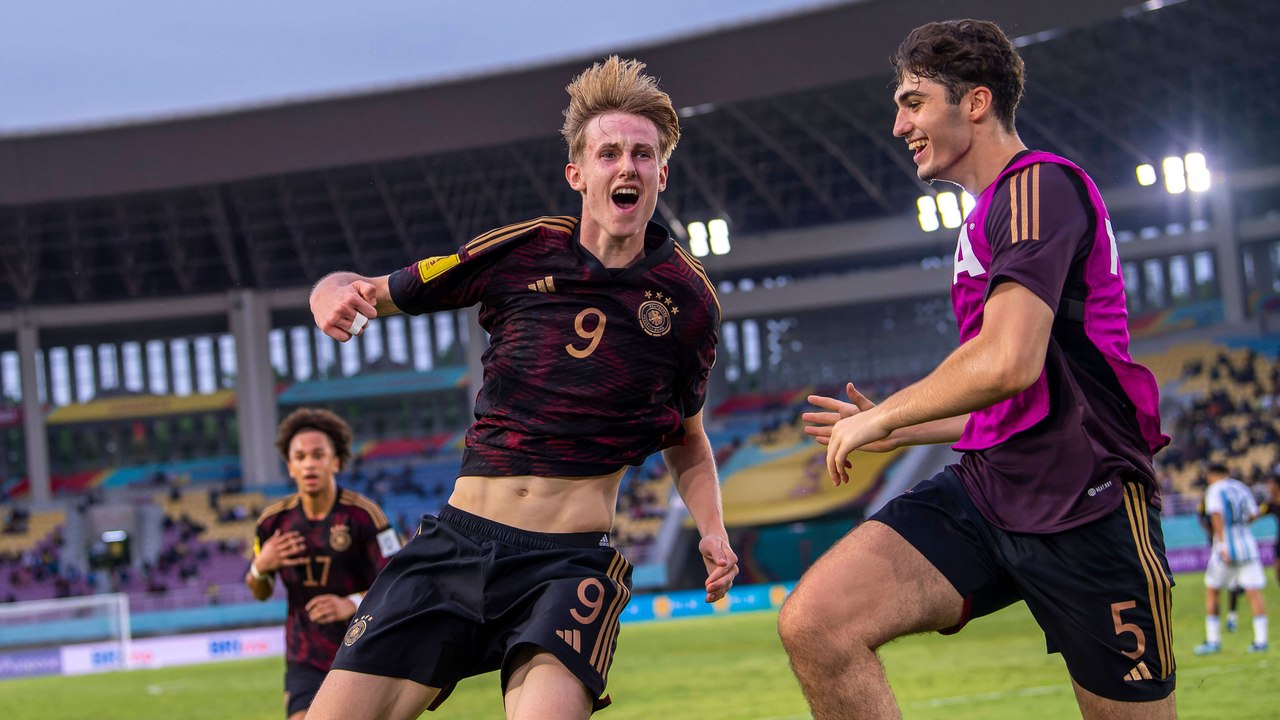 'Leichtigkeit, Wille, Bock, Fußball zu spielen': Kemmes Loblied auf U-17-Team