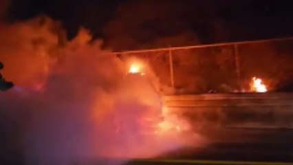 상주영천고속도로 달리던 승용차 불...한때 일부 도로통제 / YTN