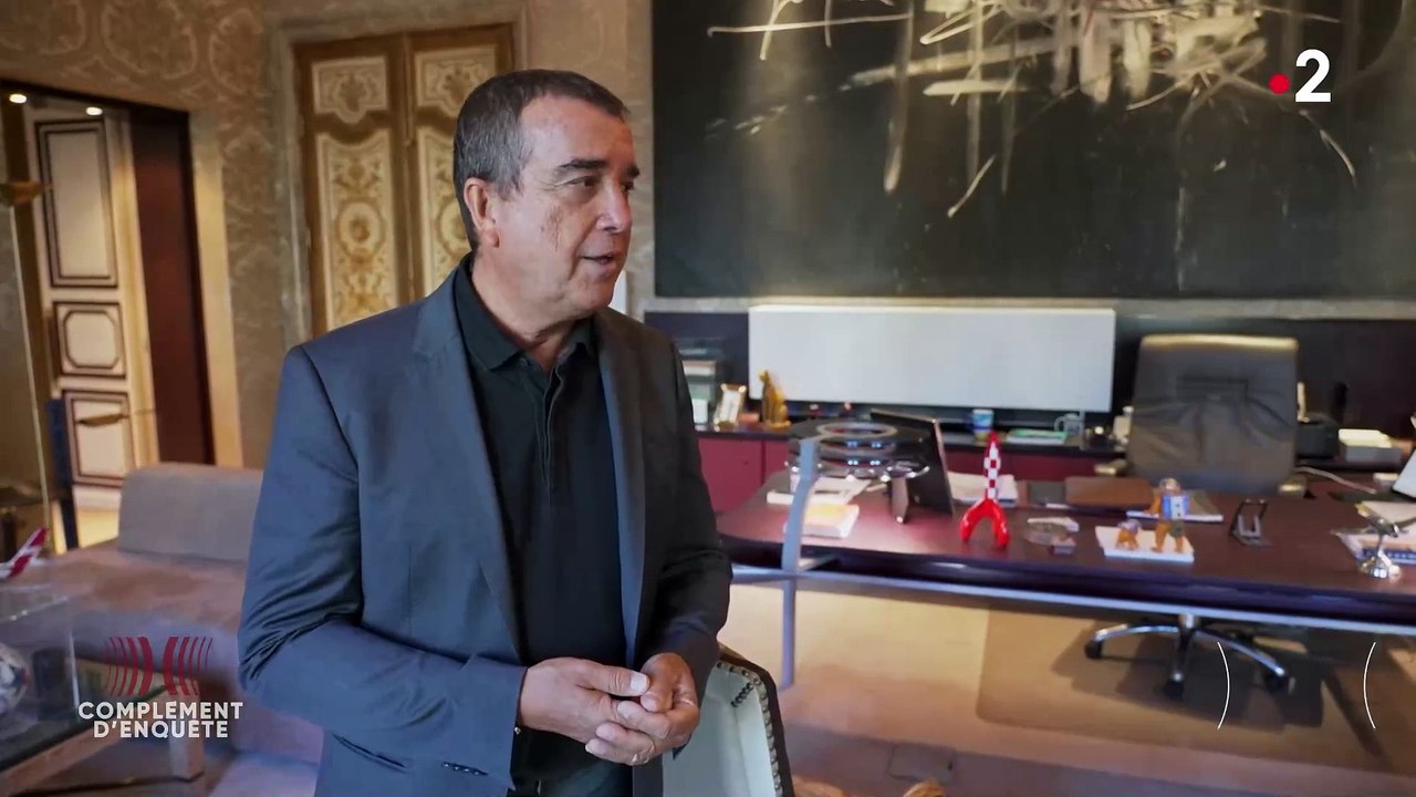 Arnaud Lagardère raconte dans "Complément d'enquête" sur France 2 comment il a rencontré Cyril Hanouna pour la première fois: "Il dégageait une envie, il était passionné"