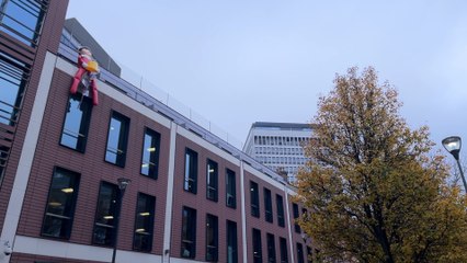 Isambard Kingdom Brunelf: Giant elf spotted in bristol city centre