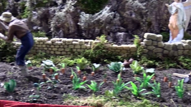 Más de un centenar de figuras dan vida al belén navideño de la Torre de los Anaya