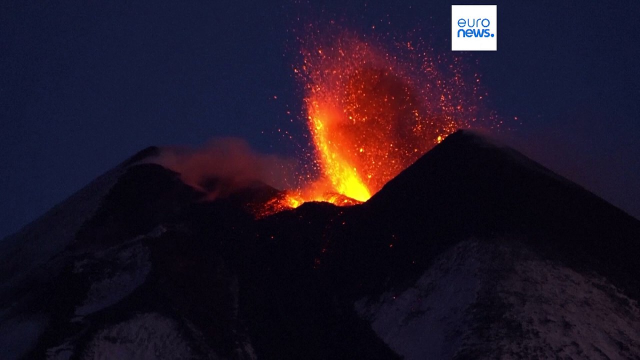 Ätna bietet Spektakel: Lava auf Schnee