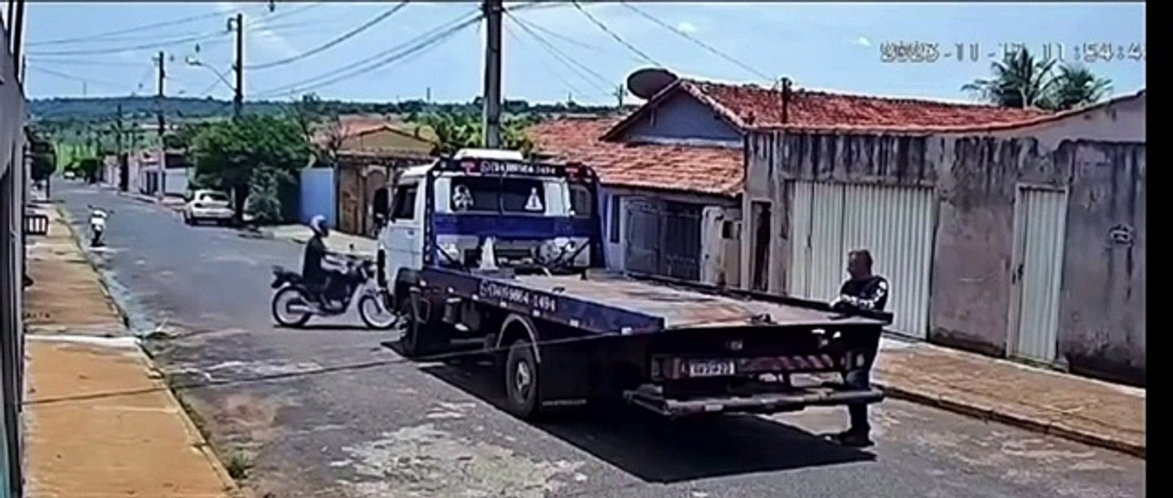 Camionista de reboque estica cabo e provoca acidente impressionante a motociclista