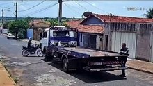 Camionista de reboque estica cabo e provoca acidente impressionante a motociclista