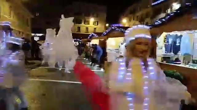 Inauguration du Marché de Noël de Saint Claude, ce vendredi 1er décembre 2023 avec la troupe Les Ambianceurs.
