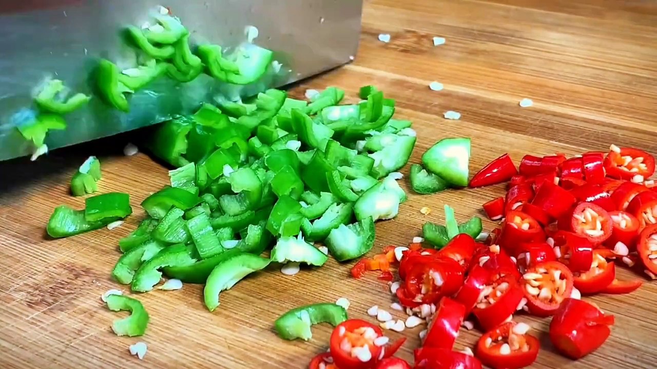 Chinese cuisine recipe, covered with cucumber and egg cake, with rich fragrance  delicious nutrition