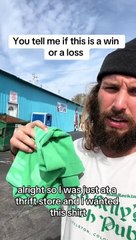 La commessa lo scambia per un senzatetto e gli regala la maglietta