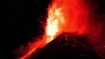 Etna in eruzione, le spettacolari fontane di lava