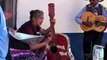 Abuelitos cantan alabanzas en las calles de Comayagua, así se ganan la vida