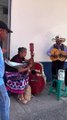Abuelitos cantan alabanzas en las calles de Comayagua, así se ganan la vida