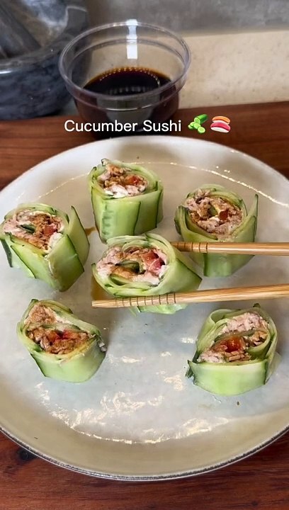 15_Gurksushi med tonfiskröraSnälla va gott de här blev!! Kan äta tonfiskröran självDet blir 2 st rullar ur detta recep