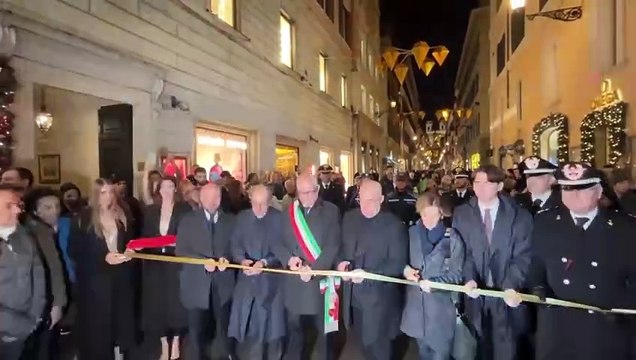 На одной из старейших улиц Рима зажглись рождественские огни